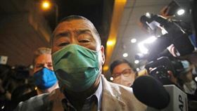 黎智英8月12日凌晨獲釋，以港幣50萬元交保外出，離開九龍旺角警署。（圖／美聯社／達志影像）