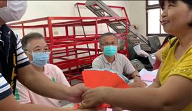  排到流汗還笑咪咪！彰化發放振興現金（圖／翻攝畫面）