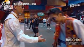 選手見GAI伸手後秒抽手。（圖／翻攝自愛奇藝台灣站）