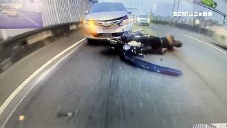 高架恍神煞不住！重機挨撞再撞特斯拉