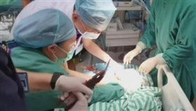 1歲男童滾下床！「15公分修腳刀」插進後腦（圖／翻攝自微博）