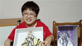 今年41歲的巧音，是身障畫家，也是伊甸基金會萬芳啟能中心美藝班的學員，更是個資深戲迷，以貴賓的身份與會。（圖／霹靂提供）