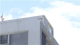 雷神發威! 民宅屋角遭劈 石塊噴飛馬路