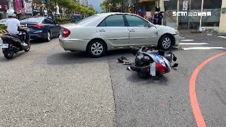 機車遭轎車攔腰撞　2人噴飛慘摔