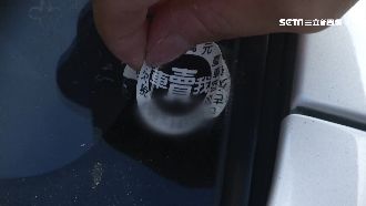 貼紙哥遇車就貼　是二手車行回收廣告