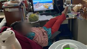 誇張!大媽公務員 上班熱舞午休抬腳睡