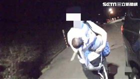 王姓少婦帶著男嬰深夜獨行，金山警方想護送卻遭拒絕。（圖／翻攝畫面）