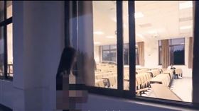 中國網友崩潰了…女模闖上海復旦裸拍（圖／擷取自A DensTinon Film影片）