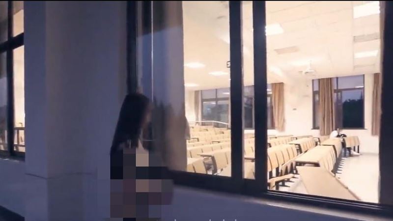 中國網友崩潰了…女模闖上海復旦裸拍