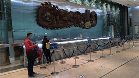 疫情未止 駐菲代表處大樓櫃檯空蕩蕩受武漢肺炎疫情影響，駐菲律賓代表處暫停領務服務，代表處所在大樓一樓櫃檯7月13日不見平時的服務人員。中央社記者陳妍君馬尼拉攝 109年8月18日