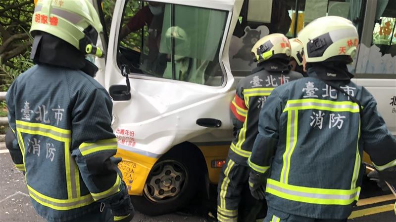 新／北投小巴對撞貨車　4人送醫救治