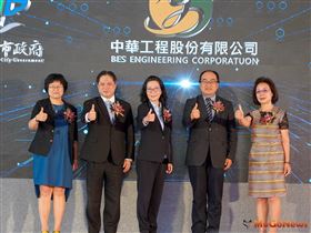 中華工程斥資百億，土城AI智慧產業園區動土，左2起：新北市吳明機副市長、中華工程朱蕙蘭董事長（圖／新北市政府）