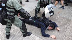 反送中遊行  警方施放催淚彈（3）香港「反送中」示威者24日在九龍觀塘舉行遊行。結束後，抗議人士轉進包圍附近的牛頭角警署；警方在4時30分左右舉紅旗，警告示威者不要衝擊，並於隨後施放催淚彈並動手抓人。中央社記者張謙香港攝 108年8月24日