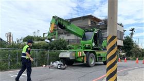 台中吊車輾死2歲童，孕婦載女兒外出遇車禍／翻攝畫面