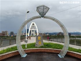 新北市，新月橋，巨型月亮，破壞，屁孩，記者游承霖攝影