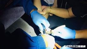 吃冰淇淋拇指卡挖冰勺／翻攝畫面