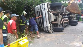重車＋過彎車速快！水泥車側翻駕駛亡