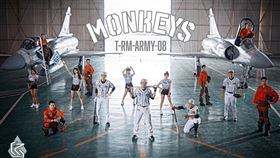 ▲樂天桃猿阿迷趴球衣曝光，桃猿男兒化身最帥飛官。（圖／樂天桃猿提供）