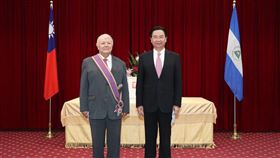 吳部長(右)與達比亞大使(左)合影（圖／外交部提供）