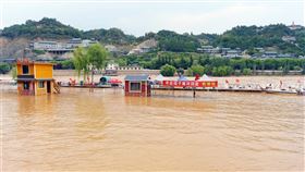 新華網報導，中國強降雨持續，黃河中游幹流潼關水文站18日凌晨流量漲至每秒5050立方公尺。圖為7日黃河蘭州段水位上升，沿岸娛樂設施停運。（圖／中新社）
