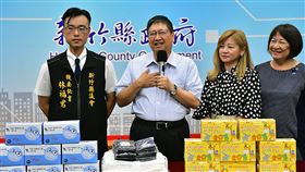 美國疫情嚴峻　竹縣捐防疫物資助姊妹市衛斯蒙市新竹縣長楊文科（左2）18日表示，為協助美國姊妹市芝加哥衛斯蒙市對抗疫情，縣府捐贈1萬個口罩、1000個口罩套及500件防護衣，衛斯蒙市姊妹市委員會主席楊于萱（右2）表示感謝。中央社記者郭宣(文三)攝　109年8月18日