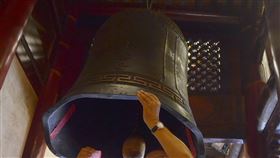 新港奉天宮農曆7月封鐘鼓農曆7月初1民間俗稱「鬼門開」，嘉義縣新港奉天宮18日依循傳統「封鐘鼓」，奉天宮董事長何達煌為鐘貼上封條。中央社記者蔡智明攝　109年8月18日