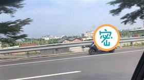 男子騎車姿勢引人注目。（圖／翻攝自爆廢公社臉書）