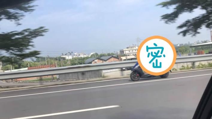 騎車沒載人…阿伯「詭異姿勢」網嚇壞