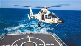 中美關係緊繃，南海局勢緊張，中共解放軍發布封海公告說，明天起至8月2日將在雷州半島以西海域舉行實彈射擊演習。圖為銀川艦實彈射擊情形。（摘自中國軍網）