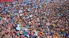 ▲各國媒體紛紛對武漢舉行大型泳池派對感到驚訝。（圖／翻攝自推特）