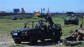 中華民國陸軍今（18）日在臉書專頁以「特一營協力反擊作戰！」發文，公布了新編成聯合兵種營與特戰部隊實施海岸「反擊作戰」實況。臉書