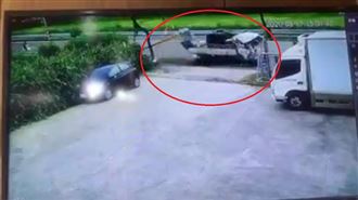 貨車撞斷燈桿三連擊　騎士差2秒不保