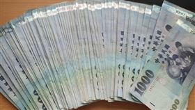 一千元　鈔票　現金　台幣
https://www.facebook.com/Kaobeimygirl/photos/a.657060497826909/1288515074681445/?type=3&theater