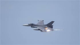 國軍聯合反登陸作戰操演／空軍F－16V戰機發射熱焰彈（圖／國防部提供）