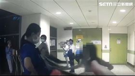 林姓女子在劍南捷運站借充電線遭拒，竟持包包攻擊員警。翻攝畫面