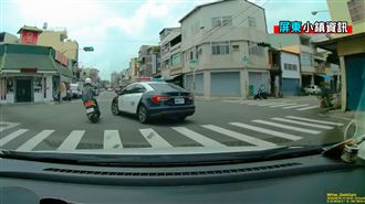 畫面曝！警車右轉打燈3秒卻突然左轉
