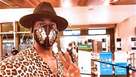 男低音所羅門霍華來台演出　特別打造豹紋造型美國華盛頓國家歌劇院男低音所羅門．霍華（Soloman Howard）將在台演出，來台前特別請設計師朋友幫他設計造型，除豹紋上衣外還有豹紋口罩，可以感受到他對於到台灣演出充滿興奮。（牛耳藝術提供）中央社記者趙靜瑜傳真  109年8月18日