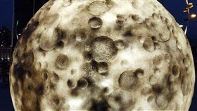 新北新月橋仿真月亮遭刻字　市府將追查處分新北市新月橋上的公共藝術巨型仿真月球遭疑似情侶遊客刻字破壞，市府18日表示，將循線追查破壞者，並予以處分，也呼籲民眾愛惜藝術品，不要任意破壞。（翻攝畫面）中央社記者黃旭昇新北市傳真  109年8月18日