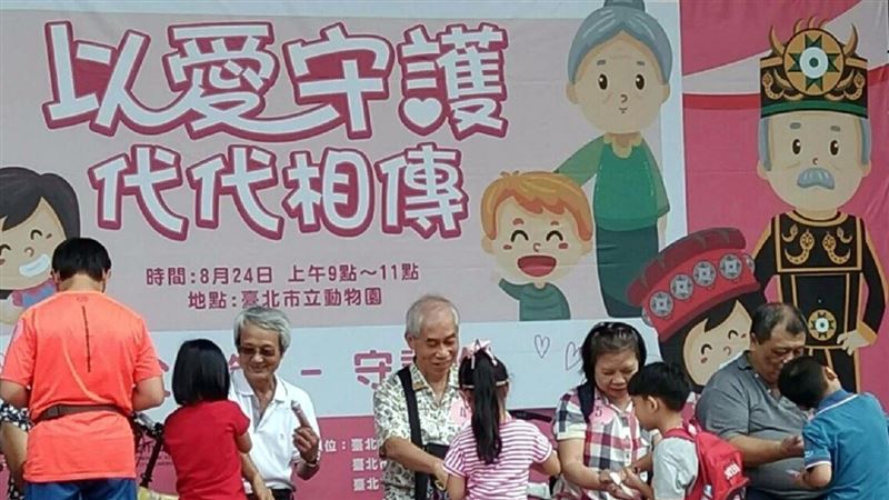 溫馨祖孫情！動物園週六歡慶祖父母節