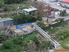 甲山林建設在汐止水源路二段旁違規搭設的管線橋（圖／新北市政府）