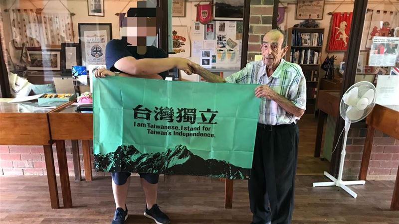 先王超愛台灣！民眾贈「台灣獨立」旗