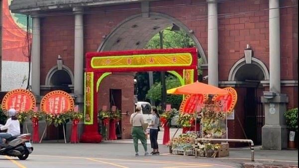 校門口變告別式會場　真相曝光竟是…
