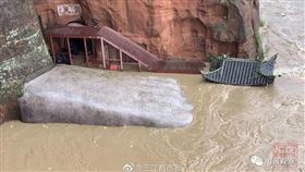 樂山大佛洪水淹腳趾，圖/翻攝自三江都市報微博