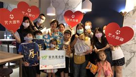 元大金控捐贈『振興經濟愛心卡』予家扶基金會扶助家庭（圖／家扶基金會提供）