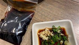 發文女網友寫道「自己帶醬油是………???」（圖／翻攝自Dcard臉書、網站）