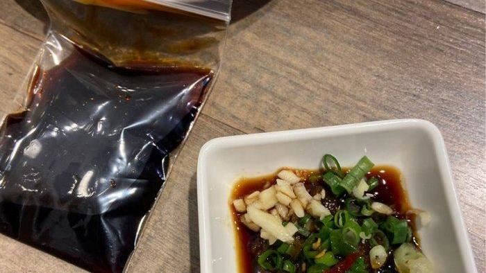 男網友吃鍋自帶醬油　她驚呼：正常嗎