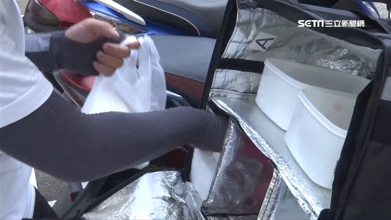 餐已付款！刺青男掏千鈔逼找錢　真相暖哭