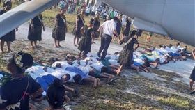 中國大使唐松根今年3月出訪吉里巴斯時，吉國擺出「人體地毯」接待他，引起網友們熱議(翻攝推特)