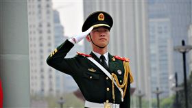 中共政法委整風式刮骨療毒　讓公安高官頻繁落馬中國公安高官接連落馬，分析認為，中共總書記習近平在內外交迫下，試圖強化控制公安系統。圖為4月在上海人民廣場升旗的武警。中央社記者沈朋達上海攝　109年8月19日