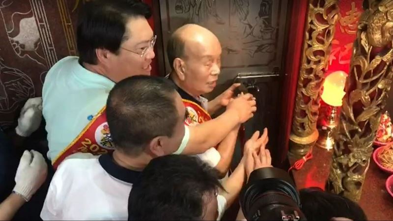 基隆老大公廟開龕門　廟方:會晚關門